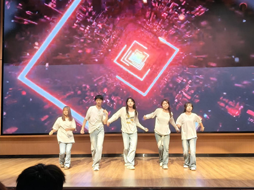 机械工程系举办“初露锋芒,星光绽放”新生才艺比赛