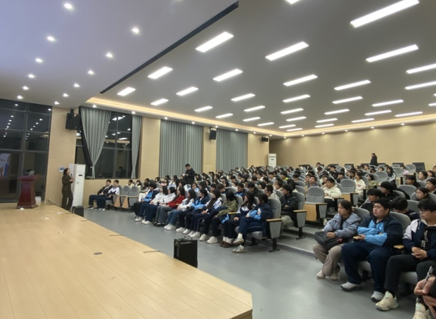 互动问答悟学子,法治清风沐校园——公共管理系举办院级航空大讲堂活动