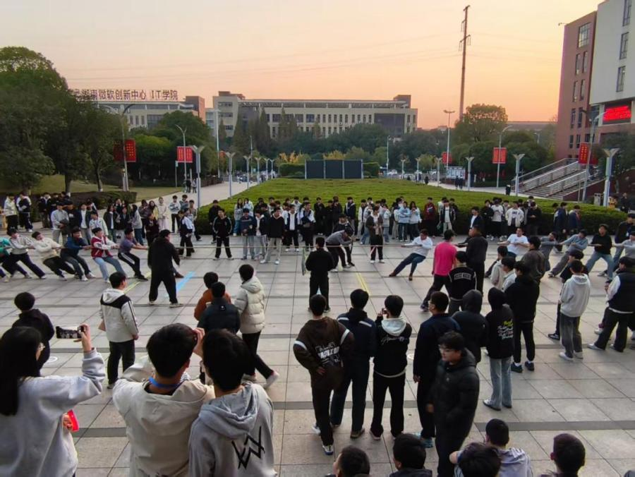 航空工程系举办系部拔河比赛