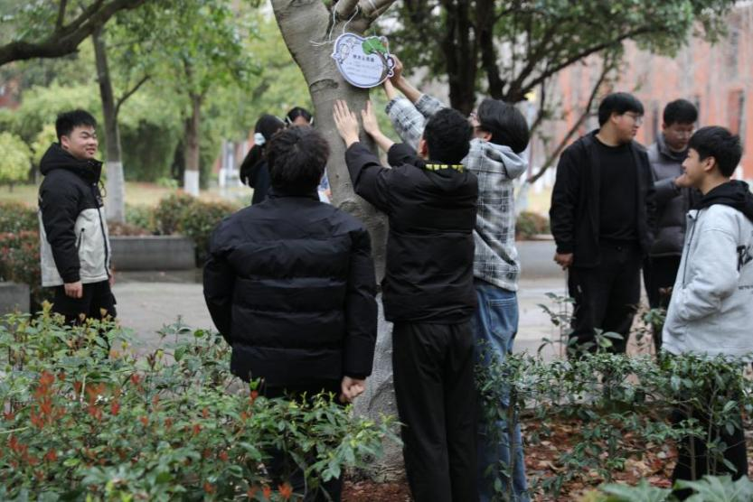 电气工程系开展植树节护绿活动