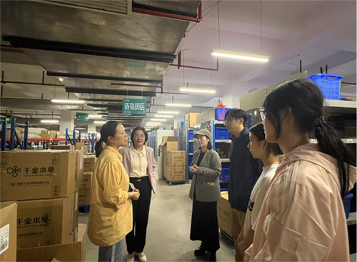 校企研学进药企 工学一体促育人——经贸物流系师生走进神农千金药业恒温智慧仓开展研学实践