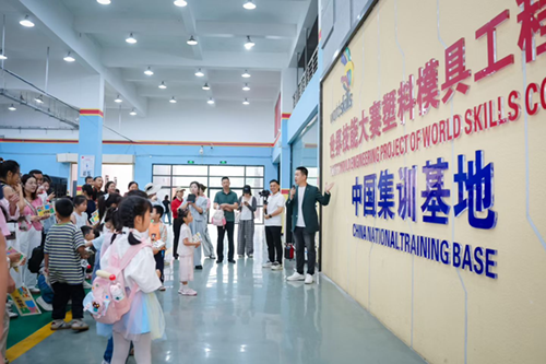 情暖职工家园 趣伴稚梦游园——学院举办首届教职工亲子嘉年华活动