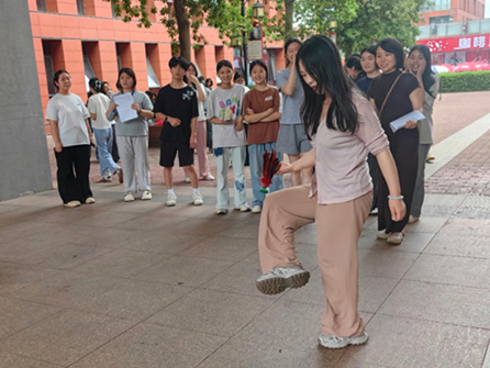 拓展素质育人渠道 守护学生身心健康——建筑装饰系开展趣味踢毽子比赛