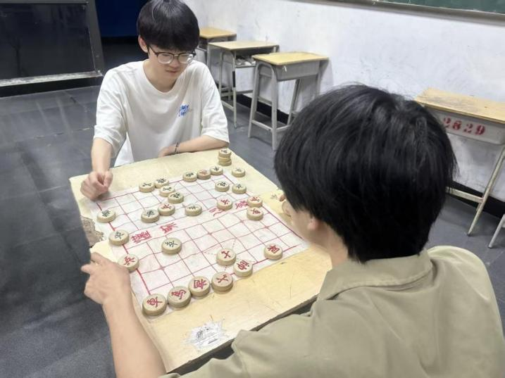 楚河汉界论英雄 棋乐无穷智飞扬