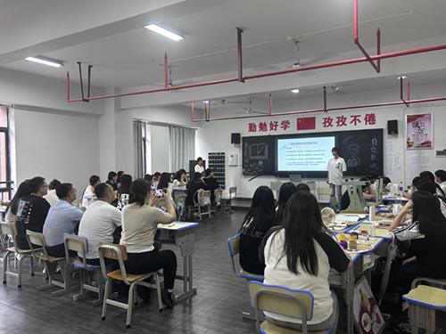 诗词润心铸自信 思政赋能助成长——电商技师2501班开展经典诵读主题班会暨思政课堂活动